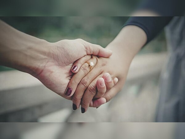 54 साल की विधवा को हुआ 12 साल छोटे शख्स से प्यार, सारी जायदाद देकर खरीद लिया किसी और का 'पति'