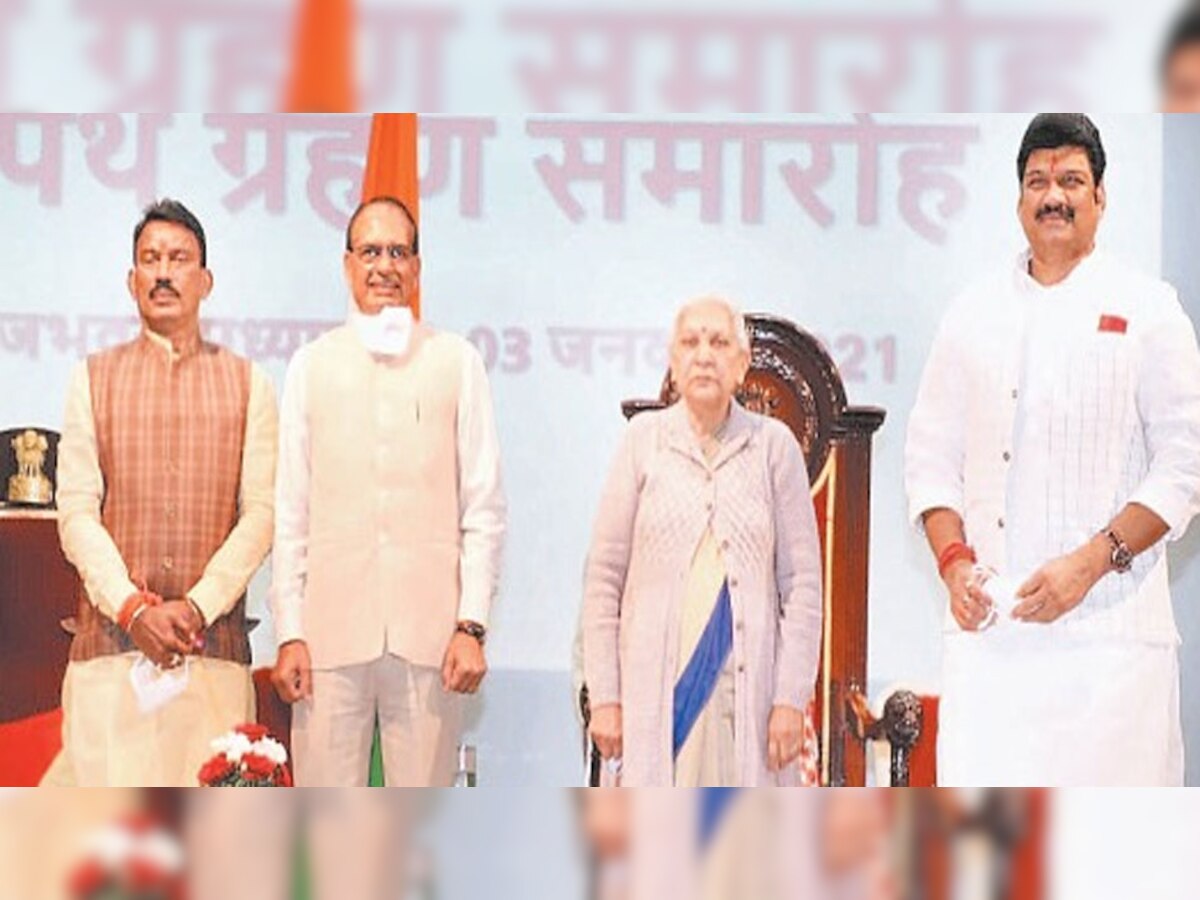 मंत्री पद की शपथ लेने के बाद राज्यपाल और मुख्यमंत्री के साथ तुलसी सिलावट (L), गोविंद राजपूत (R).