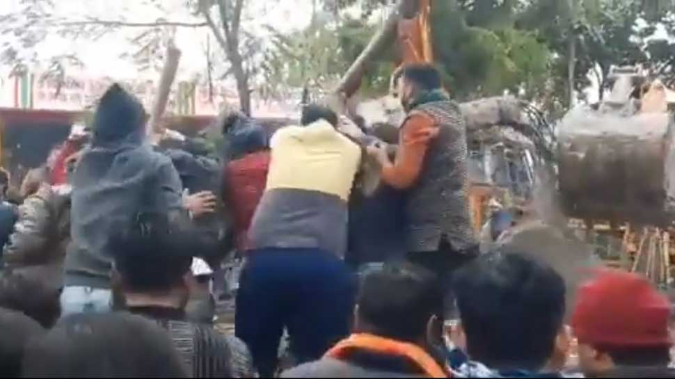 गाजियाबाद: अंतिम संस्कार के लिए पहुंचे लोगों पर गिरी श्मशान घाट की छत, 21 की मौत गाजियाबाद: अंतिम संस्कार के लिए पहुंचे लोगों पर गिरी श्मशान घाट की छत, 21 की मौत