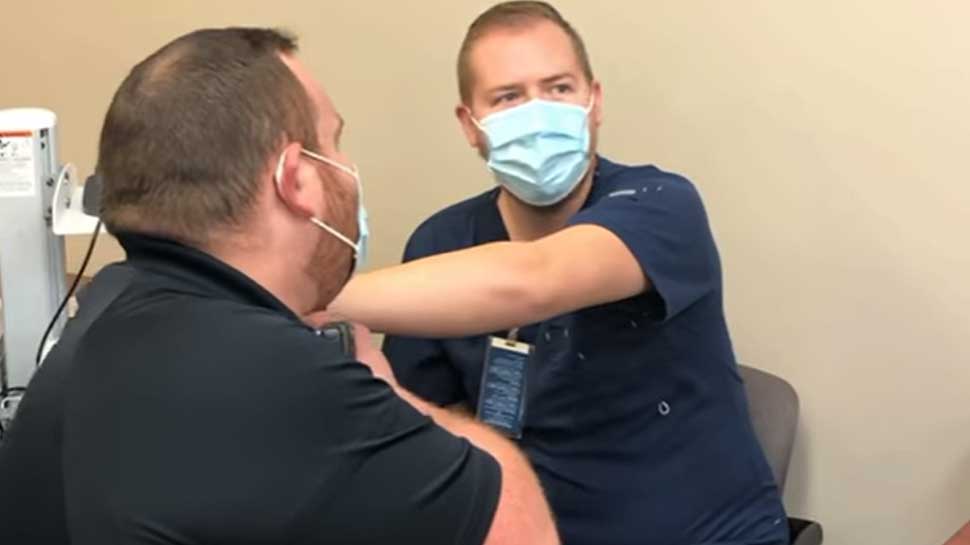 South Dakota: Person who came to get Corona Vaccine proposed to Nurse for marriage | Corona Vaccine लगवाने आए शख्स ने Nurse को किया प्रपोज, सब रह गए दंग | Hindi News,