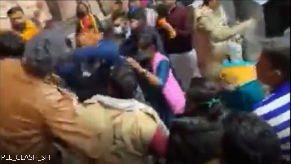 बांके बिहारी मंदिर में सुरक्षा गार्ड और श्रद्धालुओं के बीच बवाल, मारो-मारो की आवाज के साथ चले लात-घूंसे