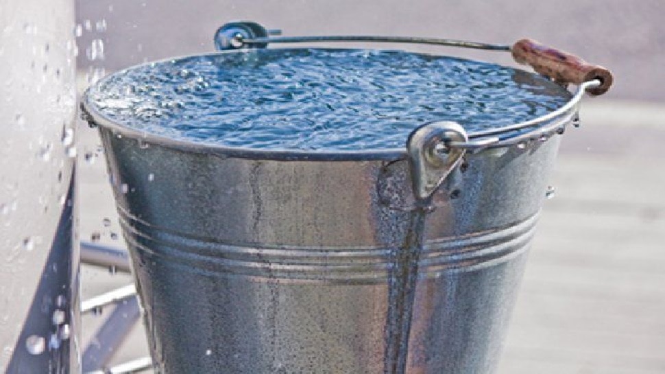 put water in bucket before sleeping good for health and wealth pcup | घर के कर्ज से छुटकारा दिलाएगा एक बाल्टी पानी, बस करना होगा ये काम