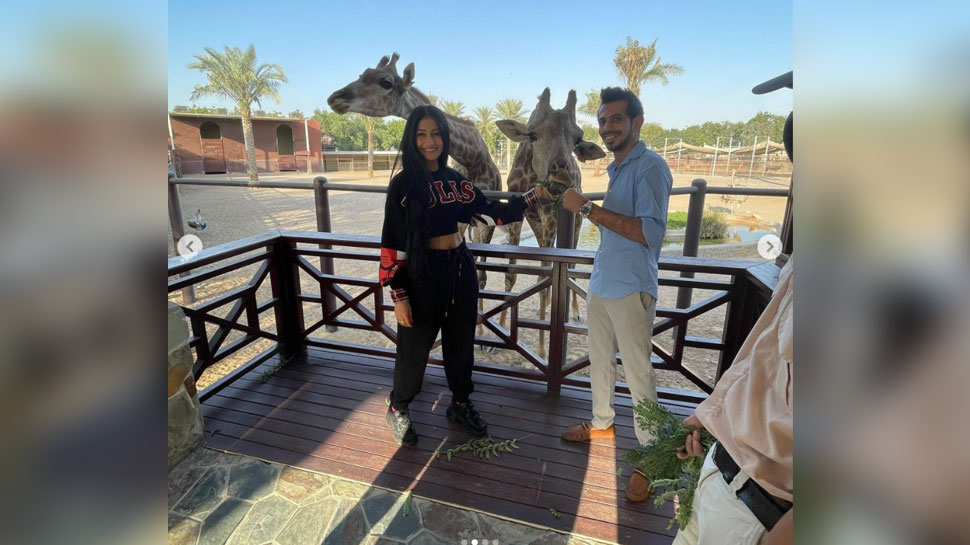 जिराफ के साथ लंच Yuzvendra Chahal Dhanashree Verma Honeymoon in Fame Park Duabai with Giraffe