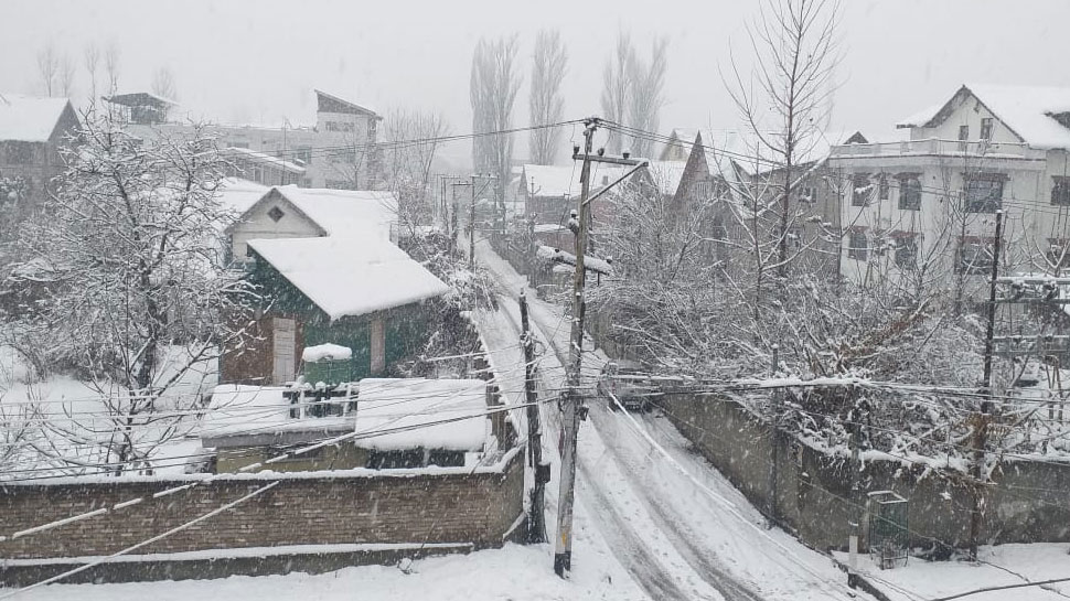 snow fall in kashmir srinagar see latest photos | Snow Fall in Kashmir:  कश्मीर में बर्फबारी के बाद बिछी बर्फ की चादर, देखिए PHOTOS | Hindi News,