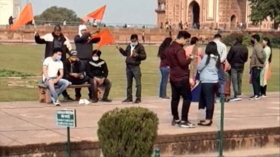 ताजमहल परिसर में हिंदू युवा वाहिनी के नेताओं ने लहराया भगवा झंडा, जय श्री राम के लगाए नारे