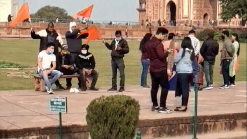 ताजमहल परिसर में हिंदू युवा वाहिनी के नेताओं ने लहराया भगवा झंडा, जय श्री राम के लगाए नारे ताजमहल परिसर में हिंदू युवा वाहिनी के नेताओं ने लहराया भगवा झंडा, जय श्री राम के लगाए नारे