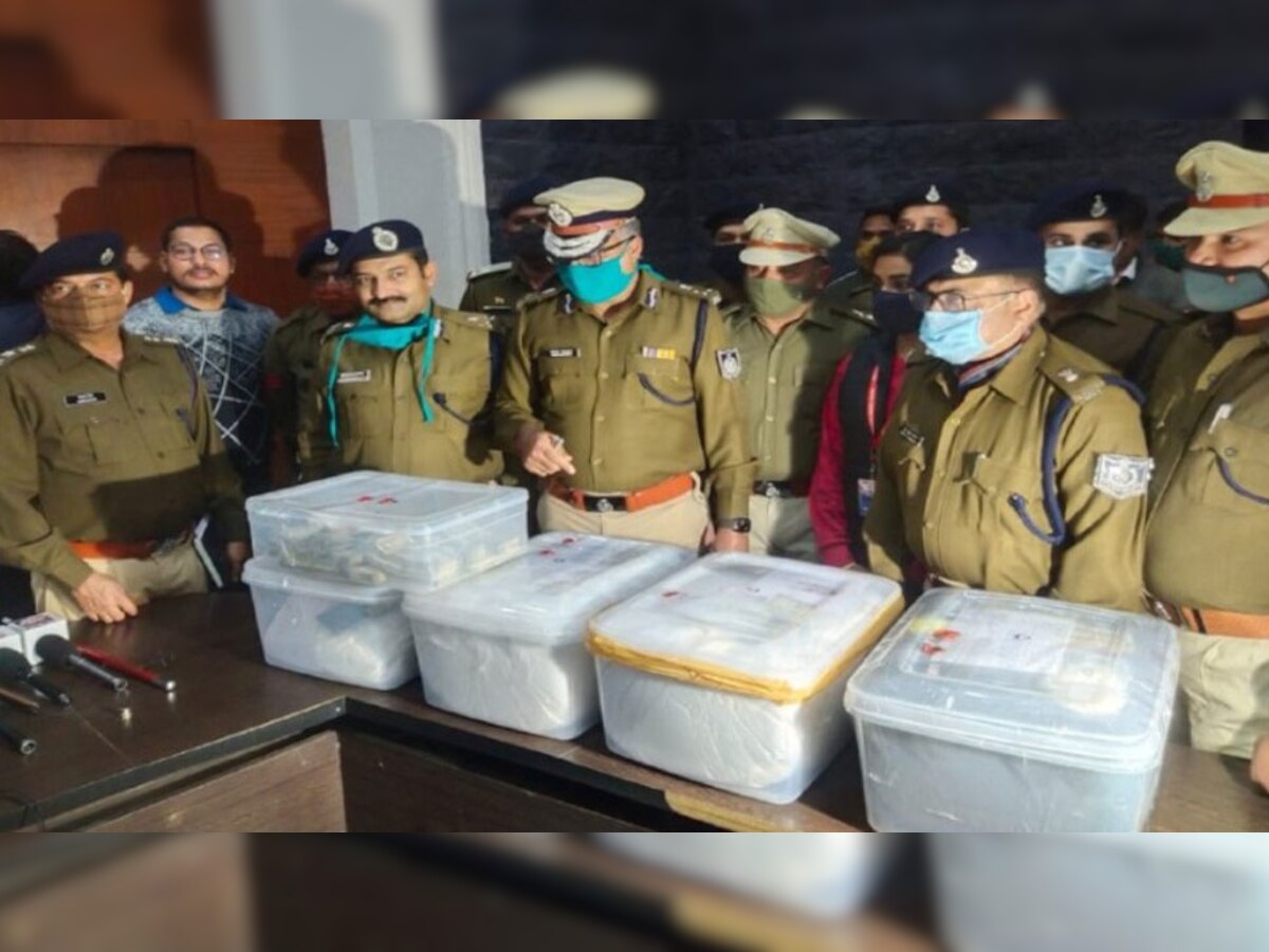 इंदौर पुलिस के अधिकारी और जवान पकड़े गए ड्रग की खेप के साथ.