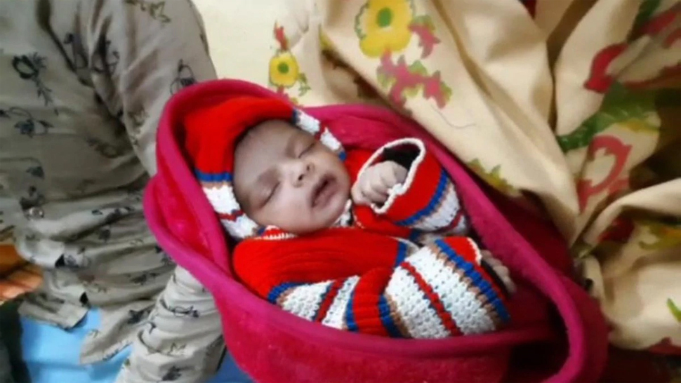 बेटी की खुशी में सलमान ने 400 लोगों के मुफ्त में काटे बाल, अरबाज-सोहेल ने भी मनाया जश्न बेटी की खुशी में सलमान ने 400 लोगों के मुफ्त में काटे बाल, अरबाज-सोहेल ने भी मनाया जश्न