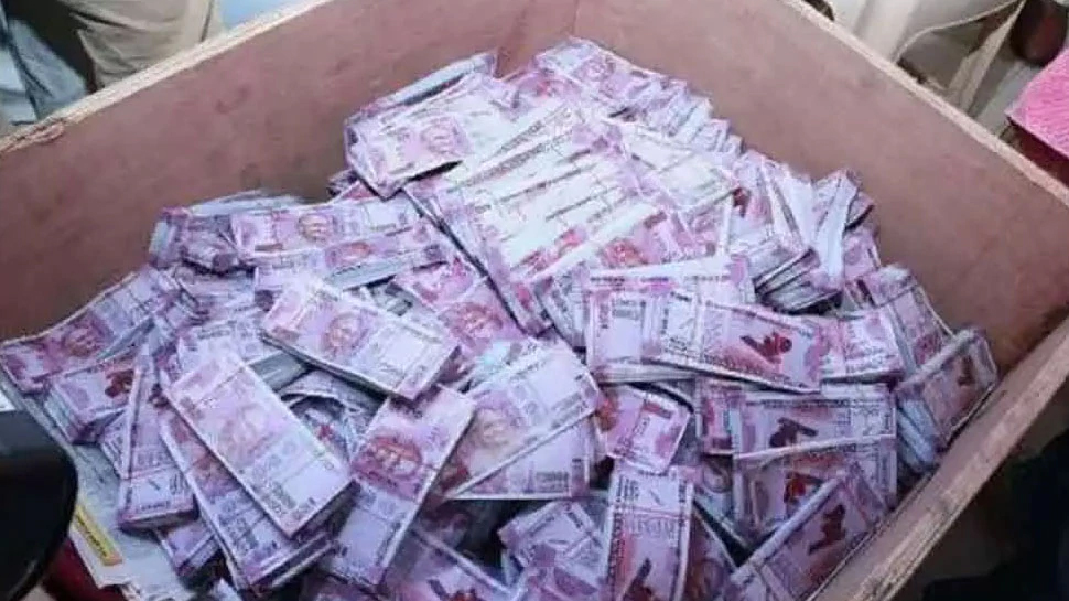 घर में रखी थी पैसे छापने की मशीन, छापते थे 200-500 के नोट, इस तरह हुआ खुलासा घर में रखी थी पैसे छापने की मशीन, छापते थे 200-500 के नोट, इस तरह हुआ खुलासा
