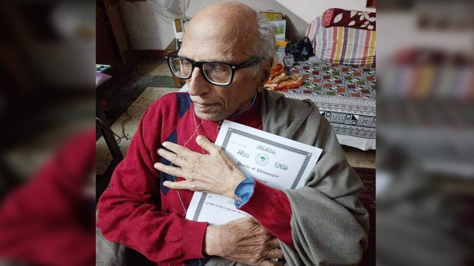 बच्चे की तरह चहक उठे शायर एवं पद्मश्री बशीर बद्र, 46 साल बाद मिली पीएचडी की डिग्री