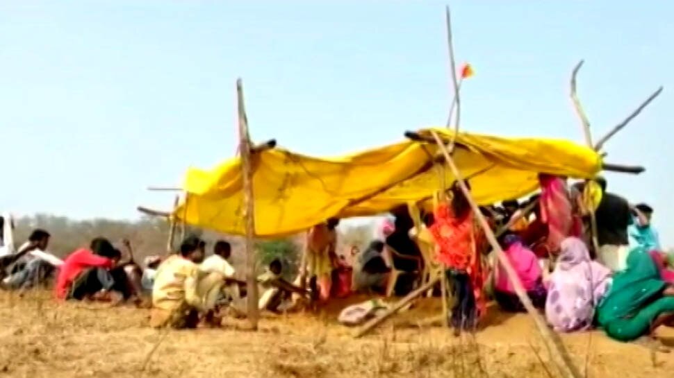 हौसलाः मोबाइल नेटवर्क की थी समस्या, पहाड़ी पर बनाए जा रहे आयुष्मान कार्ड, रात 12 बजे तक खुलता है सेंटर