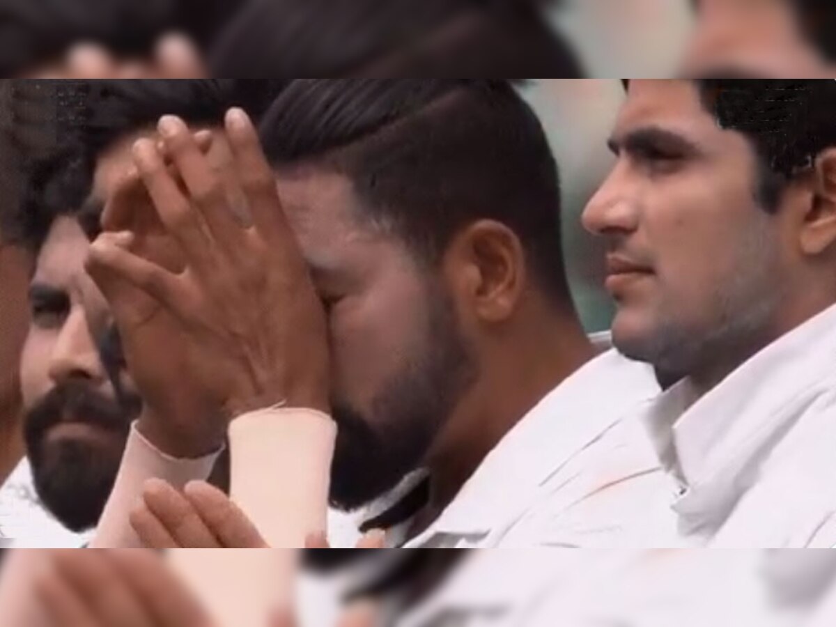 मोहम्मद सिराज की आंखों में आंसू (फोटो-Twitter/@cricketcomau)