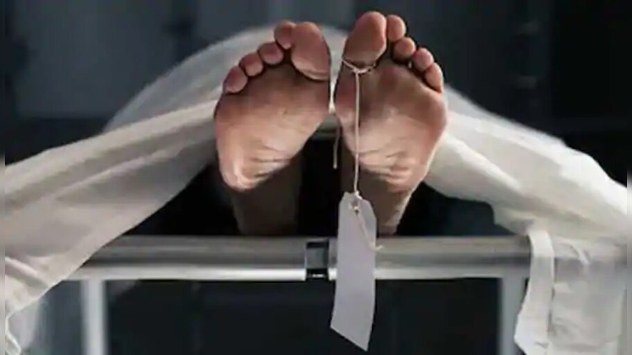 बिहार: खुद के अंतिम संस्कार के लिए बैंक से पैसे निकालने पहुंचा मुर्दा, जानिए क्या थी मजबूरी
