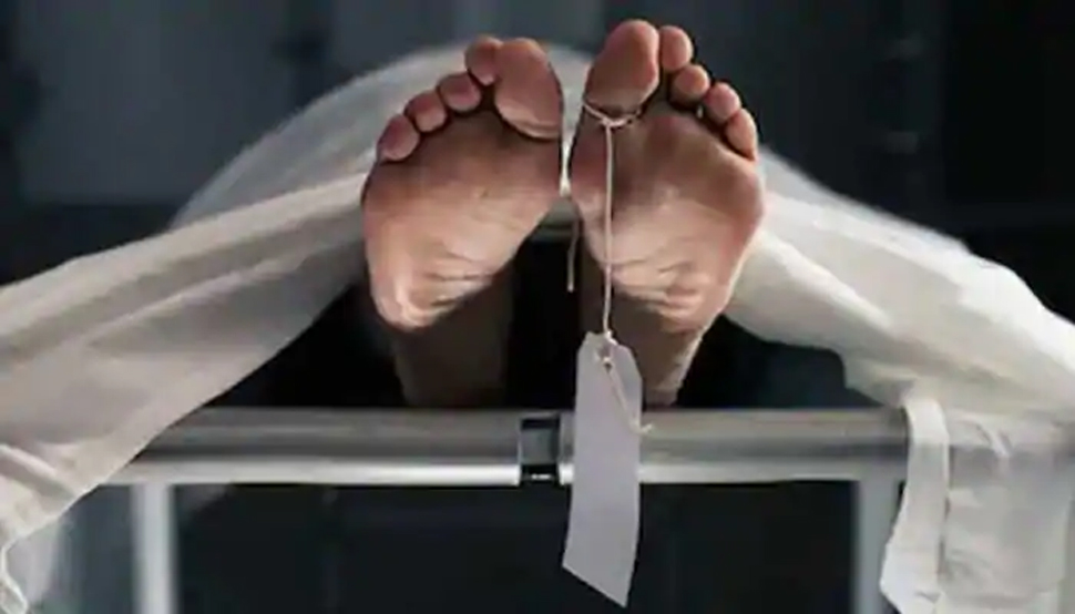 बिहार: खुद के अंतिम संस्कार के लिए बैंक से पैसे निकालने पहुंचा मुर्दा, जानिए क्या थी मजबूरी बिहार: खुद के अंतिम संस्कार के लिए बैंक से पैसे निकालने पहुंचा मुर्दा, जानिए क्या थी मजबूरी