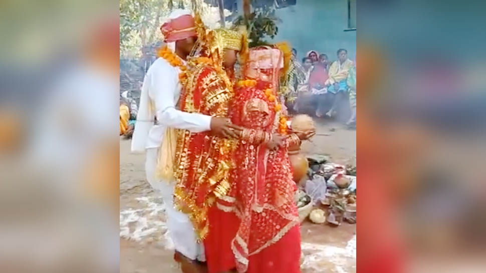In same shadi mandap the groom took two brides with him also named them  both in wedding card mpsn | एक ही मंडप में दूल्हे ने लिए दो दुल्हनों संग  फेरे, कार्ड