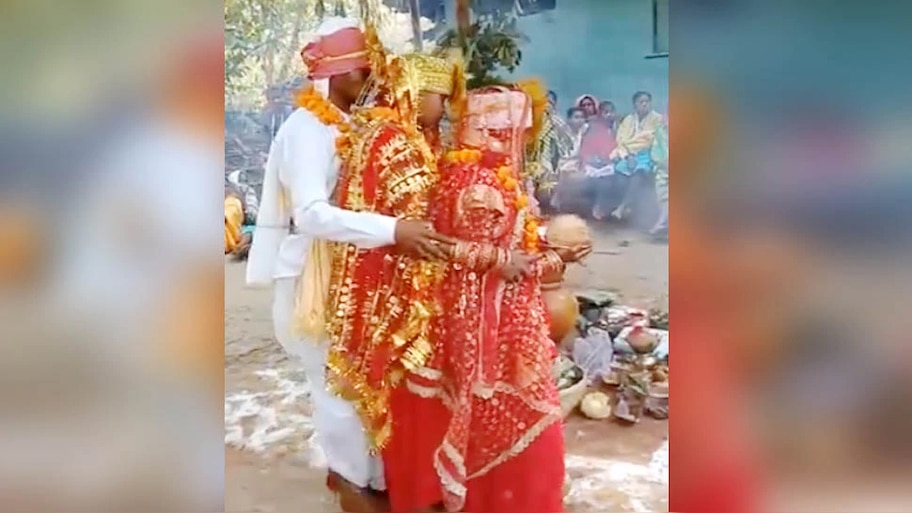 दो दुल्हनों के साथ एक ही शख्स ने लिए सात फेरे, शादी के कार्ड पर भी छपवाया दोनों का नाम
