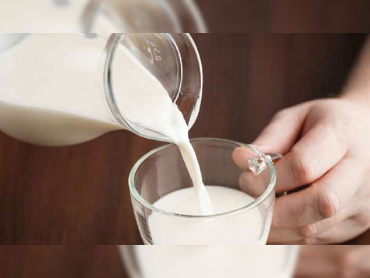 इन तरीकों से पीते हैं दूध तो हो जाए सावधान, नहीं तो फायदे की जगह हो जाएगा नुकसान