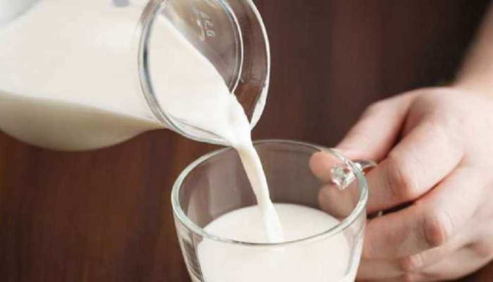 इन तरीकों से पीते हैं दूध तो हो जाए सावधान, नहीं तो फायदे की जगह हो जाएगा नुकसान इन तरीकों से पीते हैं दूध तो हो जाए सावधान, नहीं तो फायदे की जगह हो जाएगा नुकसान