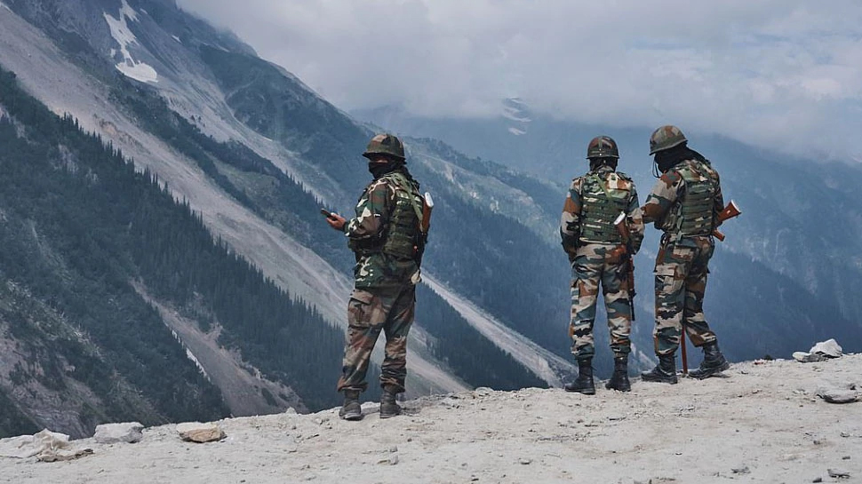 LAC पार कर हिंदुस्तानी हद में घुसा चीनी फौजी, फौजी अफसर कर रहे हैं पूछताछ LAC पार कर हिंदुस्तानी हद में घुसा चीनी फौजी, फौजी अफसर कर रहे हैं पूछताछ