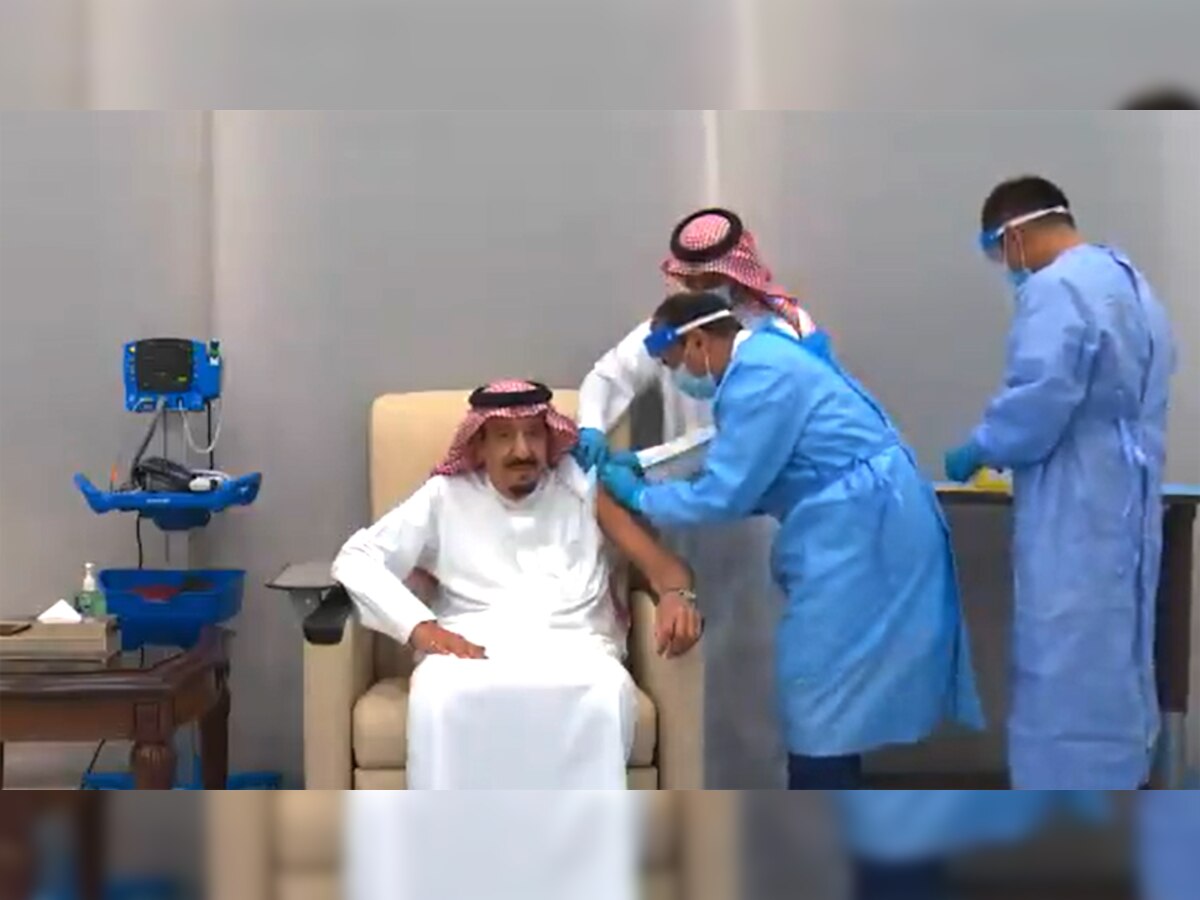 सऊदी किंग सलमान बिन अब्दुल अज़ीज़ ने भी लगवाया कोरोना का टीका, देखिए VIDEO
