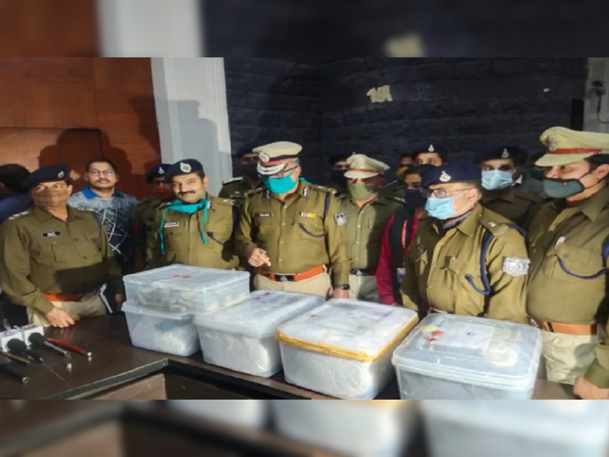 पकड़ी गई ड्रग्स की खेप के साथ पुलिस अधिकारी. 