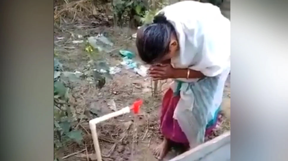 नल से पानी आता देख महिला ने किया कुछ ऐसा कि केंद्रीय मंत्री ने शेयर कर दिया VIDEO नल से पानी आता देख महिला ने किया कुछ ऐसा कि केंद्रीय मंत्री ने शेयर कर दिया VIDEO