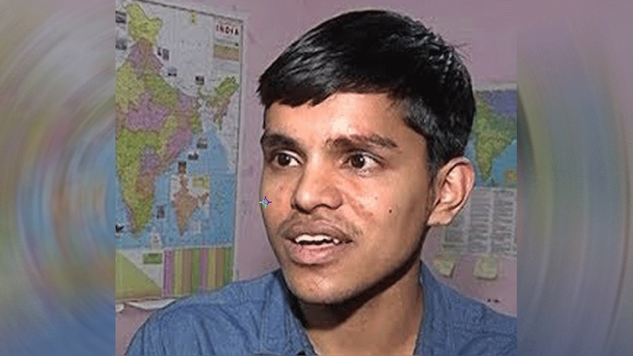 पिता ने बेचा था घर, मां ने गिरवी रखे थे गहने और पहली ही कोशिश में IAS बन गया बेटा