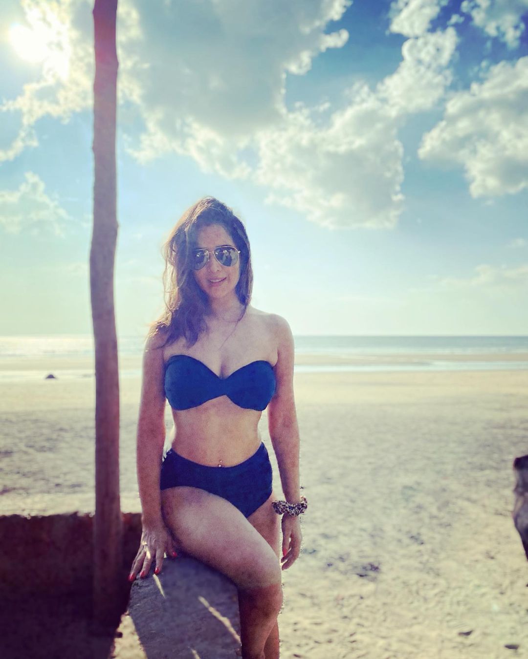 Kim Sharma black bikini photos goes viral | Kim Sharma ने दिखाई कातिलाना  अदाएं, ब्लैक बिकिनी वाली Photo मचा रही धमाल | Hindi News,