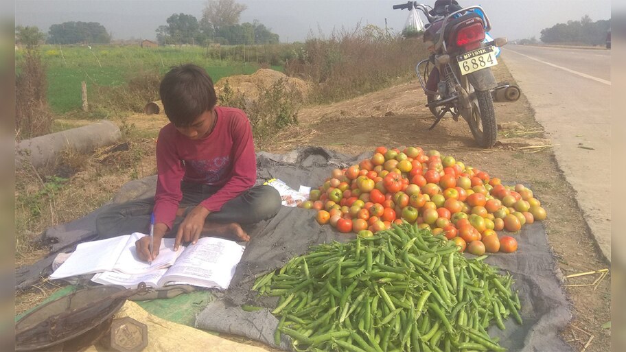 सब्जी बेचते हुए बच्चा कर रहा था पढ़ाई, उसका जज्बा देख IAS ने लिखी चंद लाइनें , वायरल हो गया Tweet