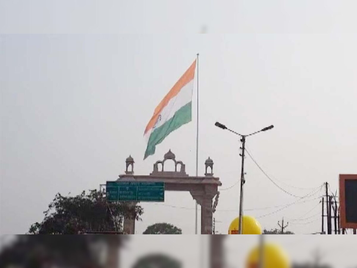 गोरखपुर में लगा प्रदेश का सबसे ऊंचा झंडा.