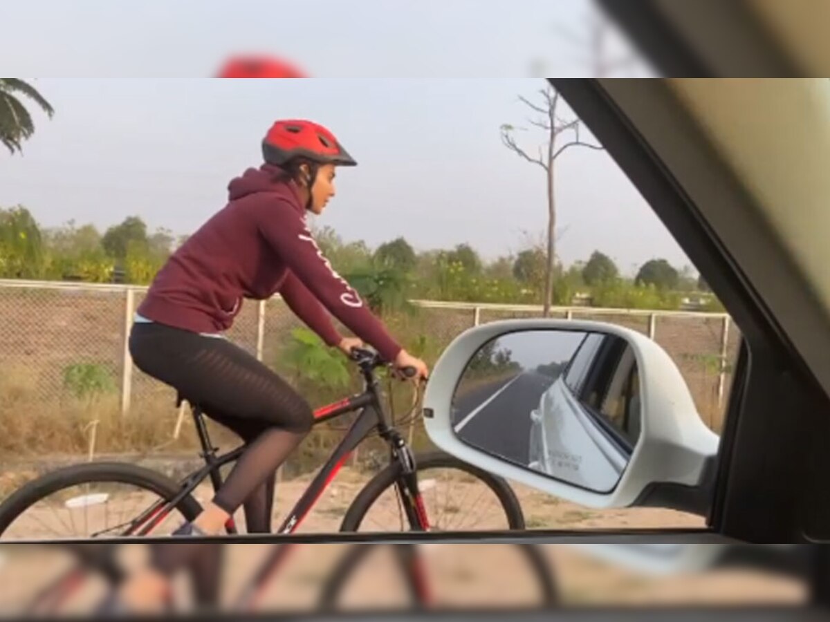 फिल्म सेट पर साइकिल से पहुंचीं Rakul Preet Singh, VIDEO हुआ VIRAL