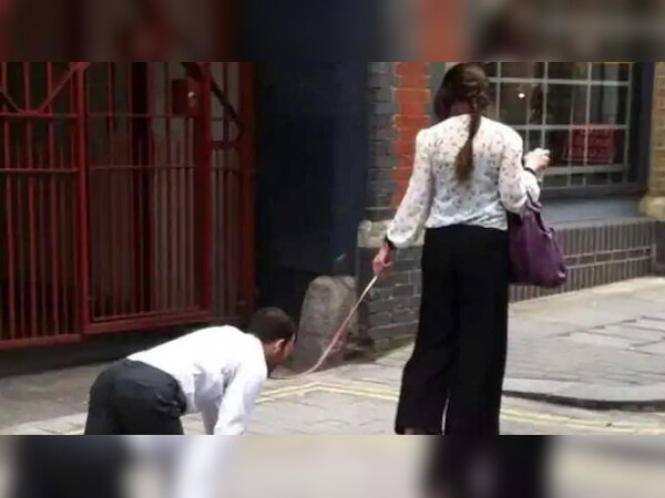 पति के गले में कुत्ते का पट्टा डालकर घूम रही थी, वजह जानकर रह जाएंगे हैरान