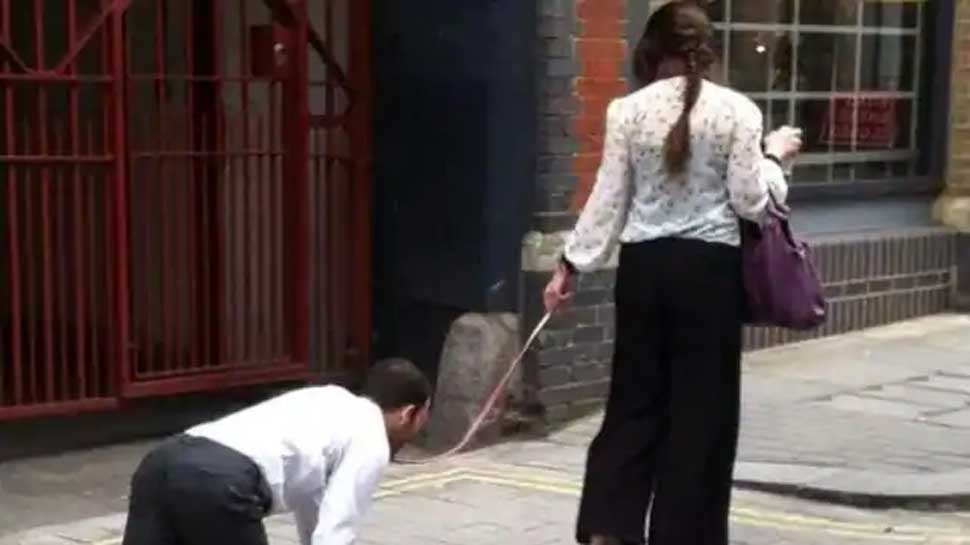 पति के गले में कुत्ते का पट्टा डालकर घूम रही थी, वजह जानकर रह जाएंगे हैरान पति के गले में कुत्ते का पट्टा डालकर घूम रही थी, वजह जानकर रह जाएंगे हैरान