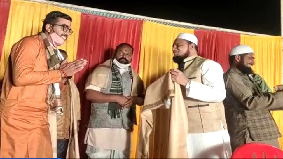 भाईचारे की बड़ी मिसाल: मस्जिद के उद्घाटन के दौरान हुआ खास प्रोग्राम, खुश हो जाएगा दिल भाईचारे की बड़ी मिसाल: मस्जिद के उद्घाटन के दौरान हुआ खास प्रोग्राम, खुश हो जाएगा दिल