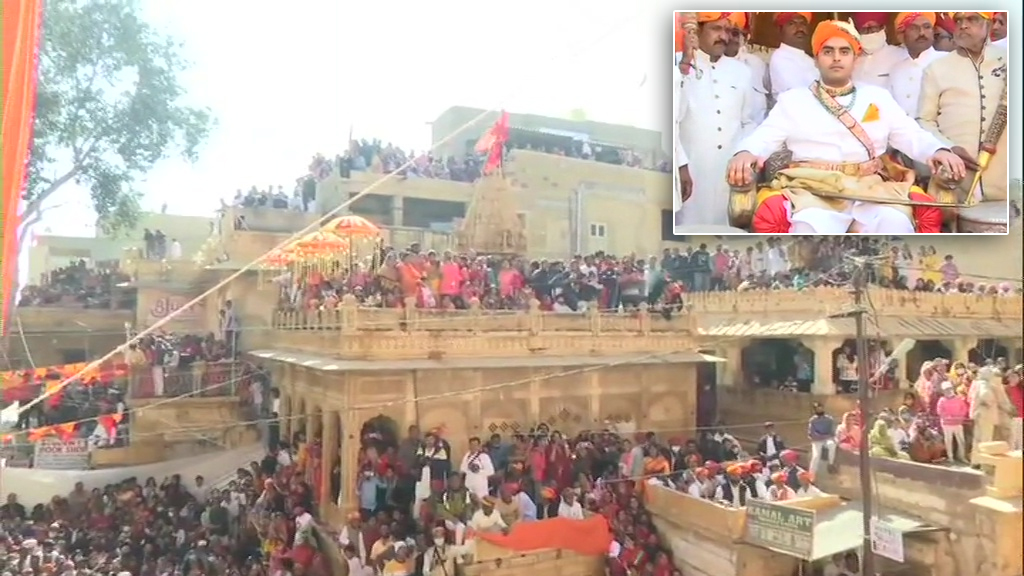 चैतन्य राज सिंह बने जैसलमेर के नए महारावल, हज़ारों की मौजूदगी में इस तरह हुआ राजतिलक चैतन्य राज सिंह बने जैसलमेर के नए महारावल, हज़ारों की मौजूदगी में इस तरह हुआ राजतिलक