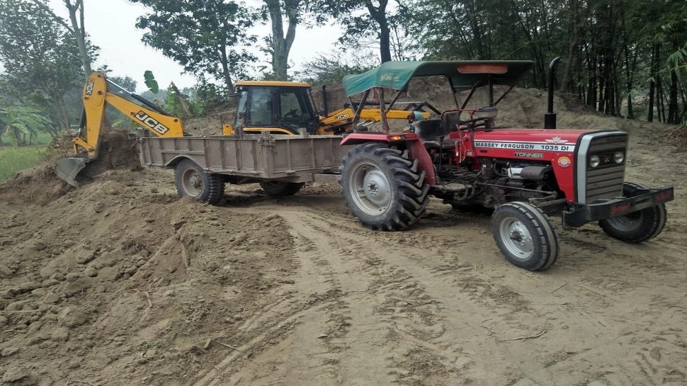 Valmiki Tiger Reserve में वन विभाग के ज्वाइंट ऑपरेशन, JCB-ट्रैक्टर जब्त