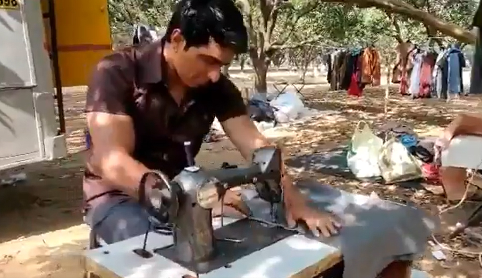 अब टेलर बने Sonu Sood, लिखा- "पैंट की जगह निकर बन गई तो..." देखिए VIDEO अब टेलर बने Sonu Sood, लिखा- "पैंट की जगह निकर बन गई तो..." देखिए VIDEO