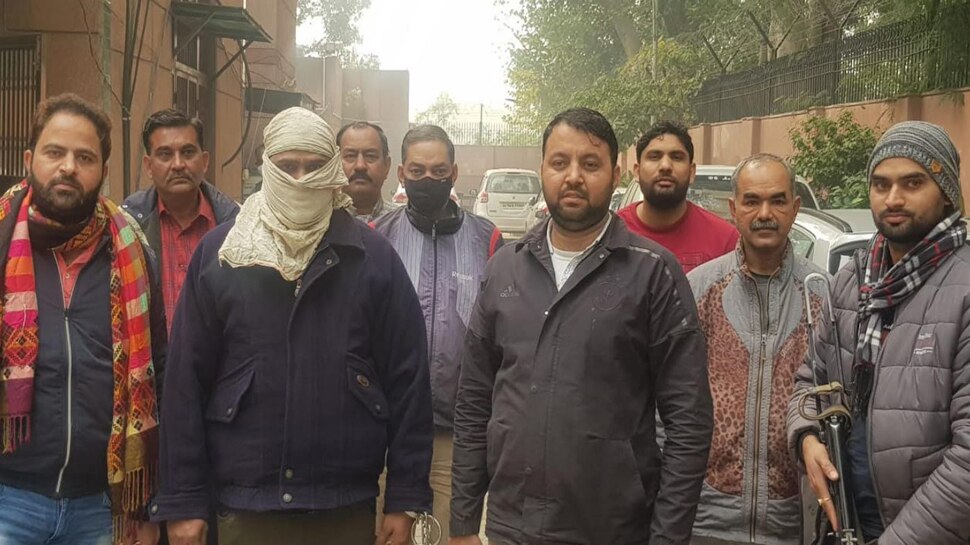 दिल्ली पुलिस ने 7 साल से फरार हत्यारोपी को यूपी से पकड़ा, पहचान बदलकर छिपा था बदमाश