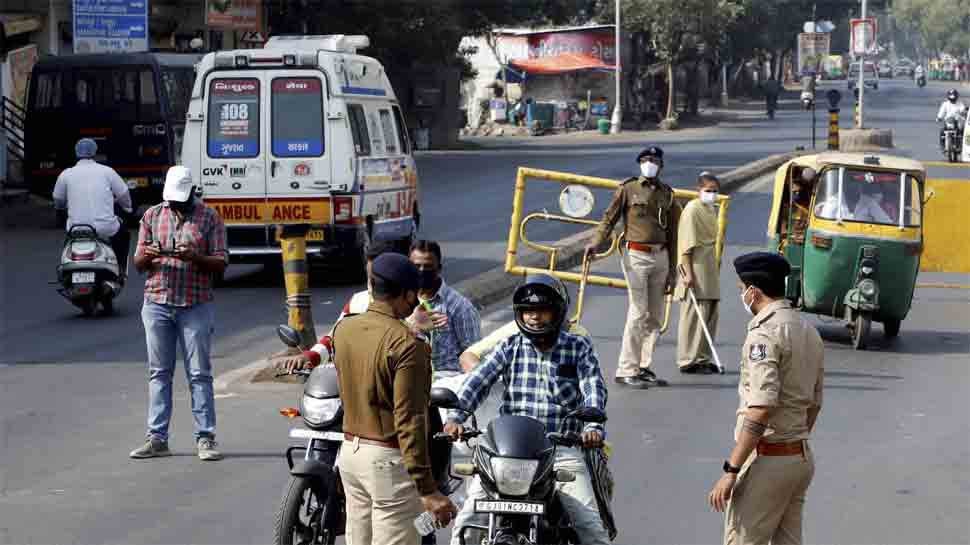 RSS imposing boundary wall in hanumanganj curfew in three areas of Bhopal  mpsn | RSS बनवा रही है बाउंड्री वॉल, तनाव की आशंका पर भोपाल के तीन इलाकों  में कर्फ्यू