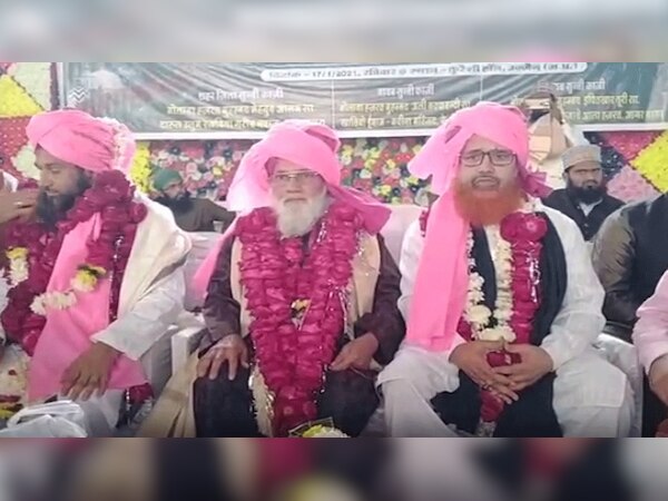 वैक्सीन को लेकर मुस्लिम धर्मगुरु का बेतुका बयान, कहा- फतवा जारी होग तब लगाएंगे टीका