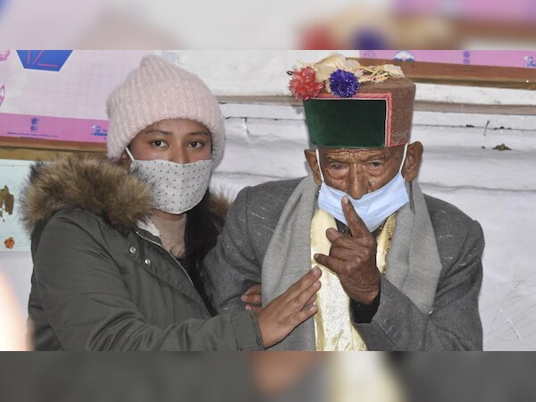 103 साल की उम्र में जोश-जज्बे के साथ वोट डालने पहुंचे देश के पहले वोटर Shyam Saran Negi