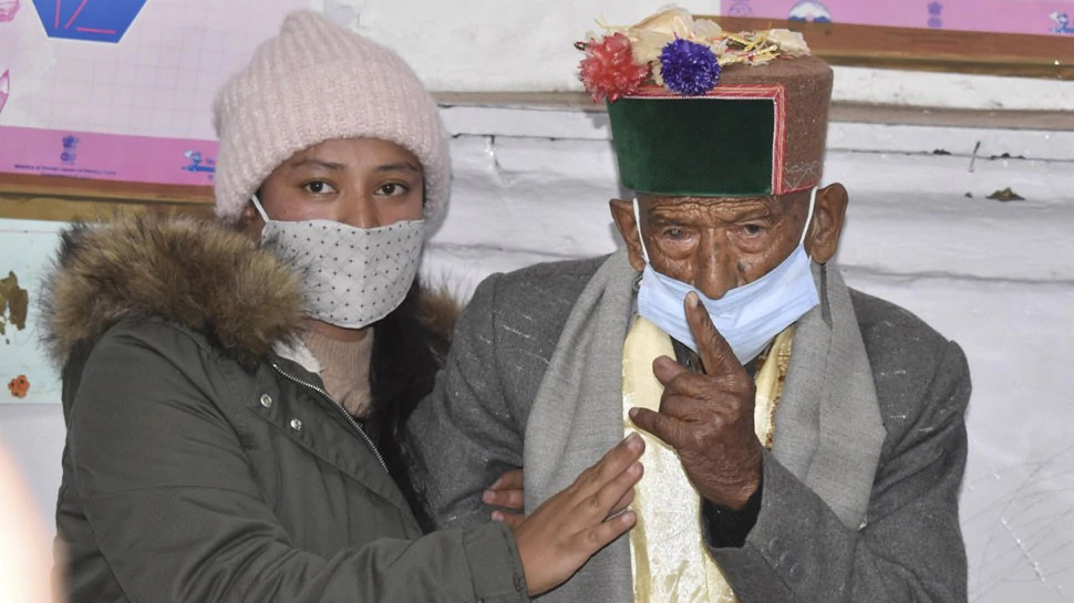 103 साल की उम्र में जोश-जज्बे के साथ वोट डालने पहुंचे देश के पहले वोटर Shyam Saran Negi 103 साल की उम्र में जोश-जज्बे के साथ वोट डालने पहुंचे देश के पहले वोटर Shyam Saran Negi