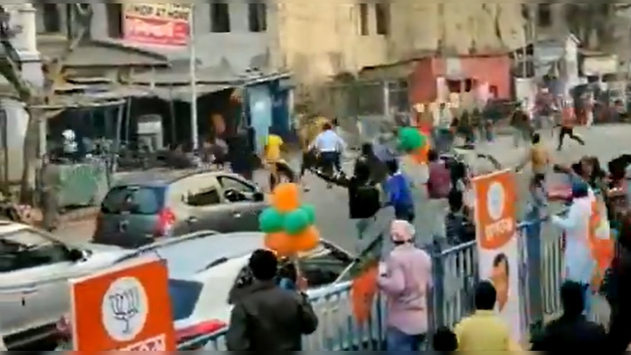 BJP के रोड शो पर TMC वर्कर्स का पथराव, बाल-बाल बचे प्रदेश अध्यक्ष दिलीप घोष