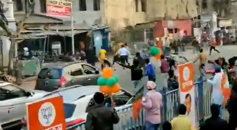 BJP के रोड शो पर TMC वर्कर्स का पथराव, बाल-बाल बचे प्रदेश अध्यक्ष दिलीप घोष BJP के रोड शो पर TMC वर्कर्स का पथराव, बाल-बाल बचे प्रदेश अध्यक्ष दिलीप घोष