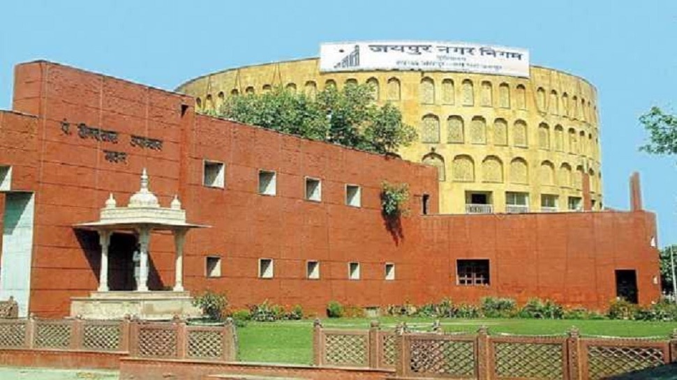 sanitation-workers-protest-outside-greater-nagar-nigam-in-jaipur