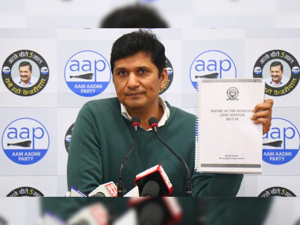 AAP के मुख्य प्रवक्ता सौरभ भारद्वाज दिल्ली में प्रेस वार्ता करते हुए