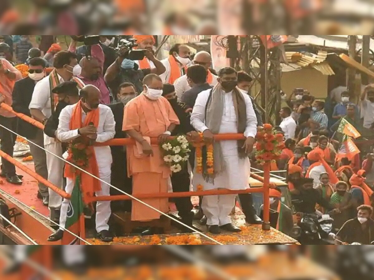 एक रोड शो के दौरान CM योगी (फाइल फोटो)