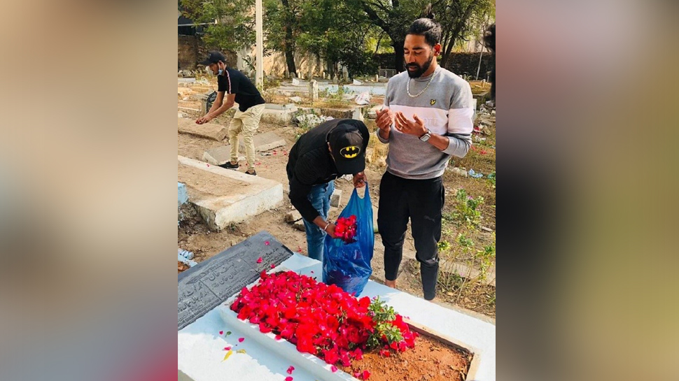 सीरीज जीतकर पिता की कब्र पर पहुंचे Mohammed Siraj, आंखों से बहने लगे आंसू सीरीज जीतकर पिता की कब्र पर पहुंचे Mohammed Siraj, आंखों से बहने लगे आंसू