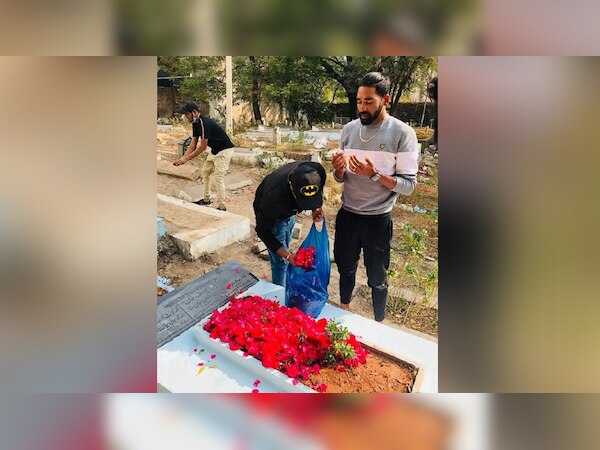 सीरीज जीतकर पिता की कब्र पर पहुंचे Mohammed Siraj, आंखों से बहने लगे आंसू