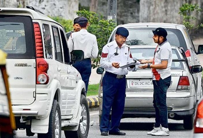 Vehicle Insurance: Delhi-NCR में चालान कटा, तो भरना होगा Extra Premium 